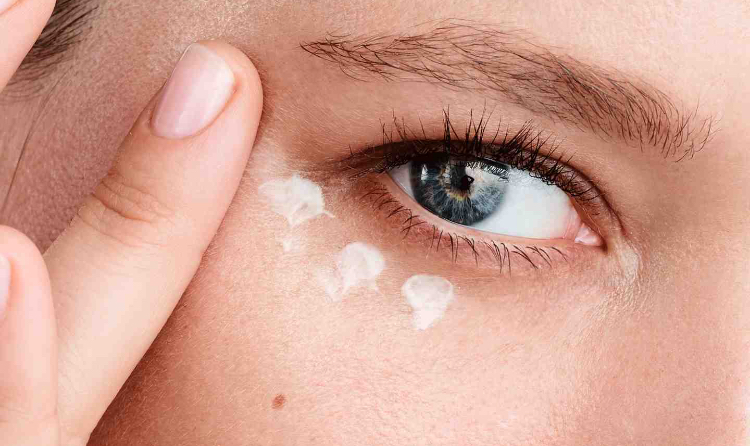 Pürüzsüz ve aydınlık göz çevresi için bakım önerileri